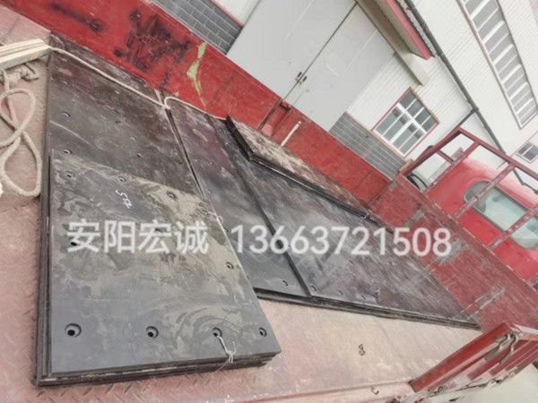 自卸車(chē)車(chē)底滑板發(fā)貨南寧，安陽(yáng)宏誠(chéng)自卸車(chē)車(chē)底滑板卸車(chē)沒(méi)煩惱！